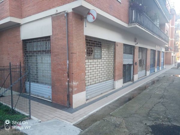 negozio in affitto a Pomezia