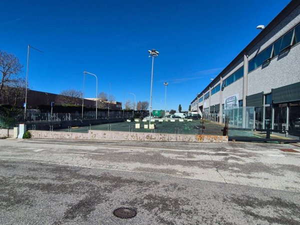 negozio in affitto a Pomezia