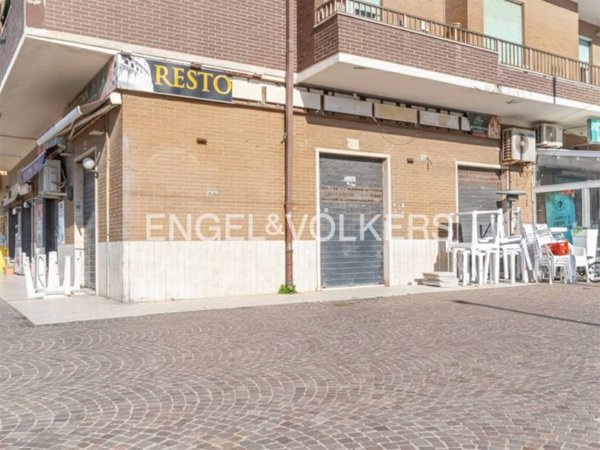 negozio in affitto a Pomezia in zona Torvaianica