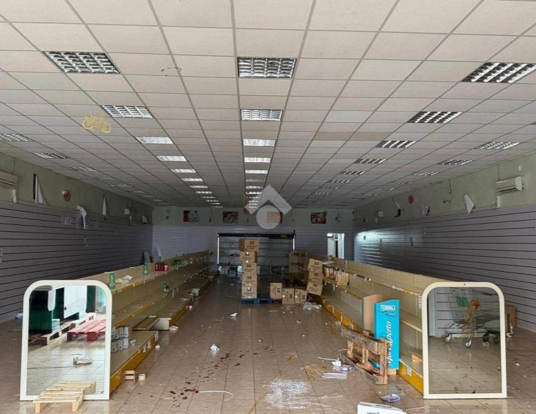 locale commerciale in affitto a Pomezia