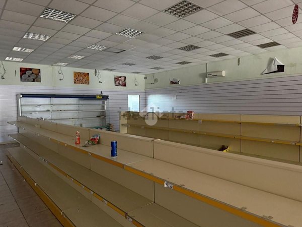 locale commerciale in affitto a Pomezia