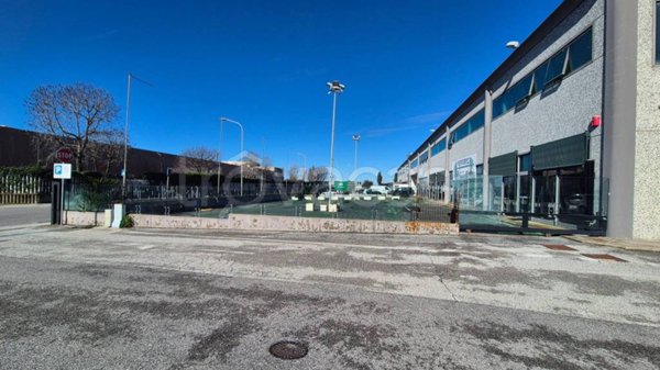 negozio in affitto a Pomezia