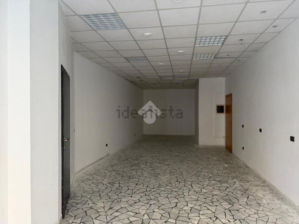 locale commerciale in affitto a Pomezia