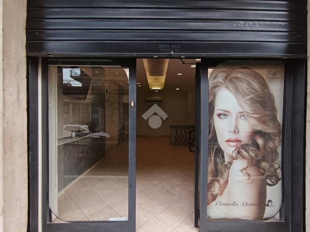 negozio in affitto a Pomezia