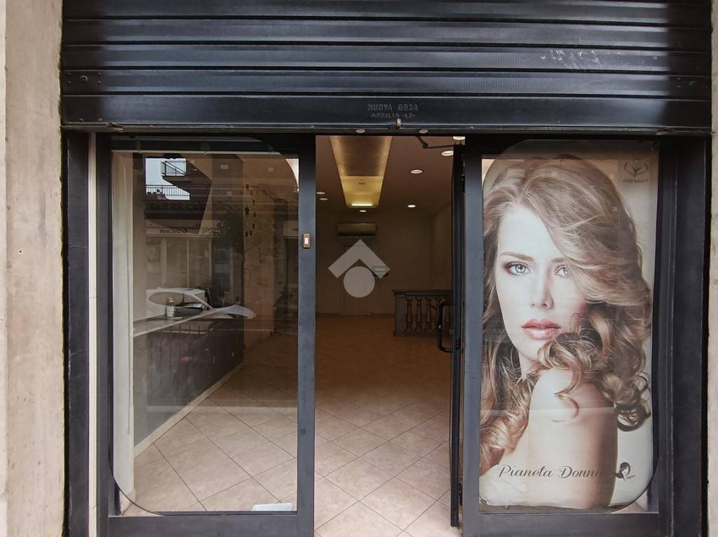 negozio in affitto a Pomezia