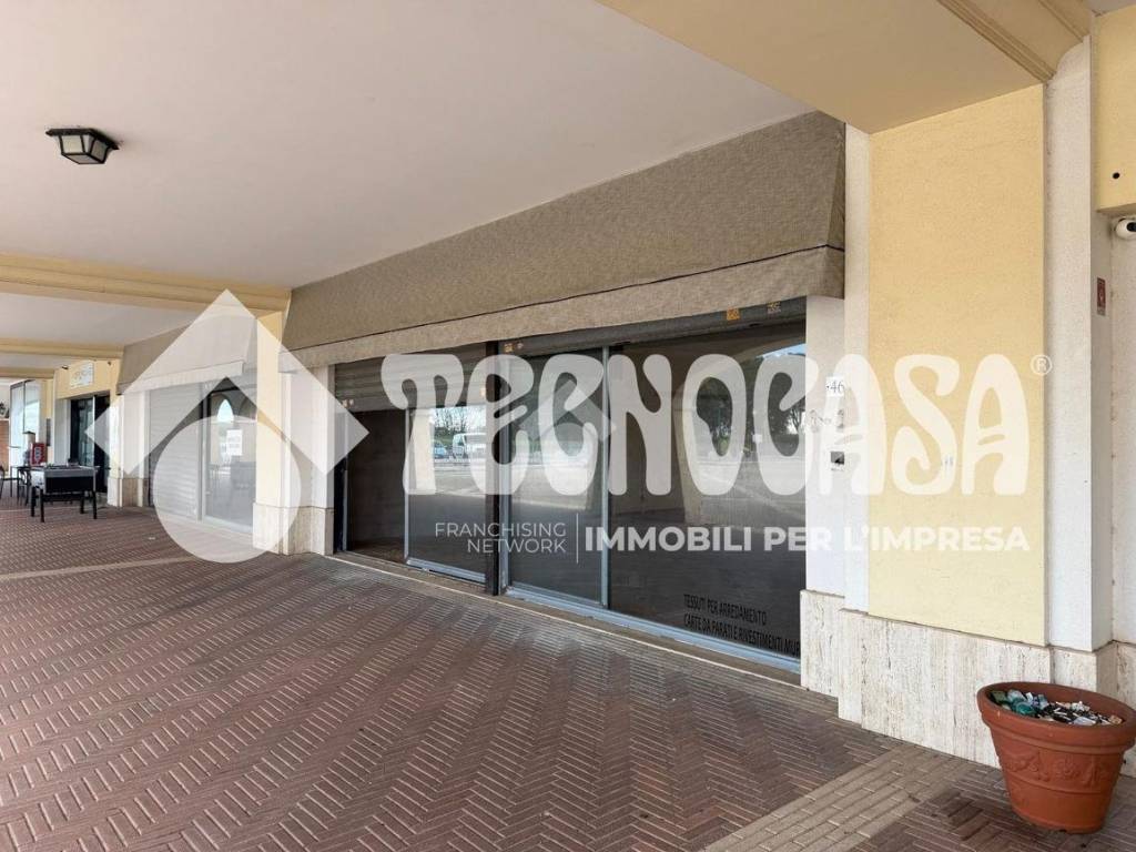 locale commerciale in affitto a Pomezia in zona Colli di Enea
