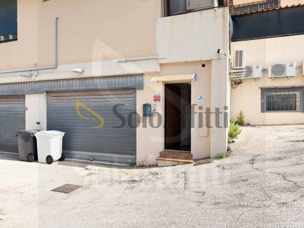 locale commerciale in affitto a Pomezia