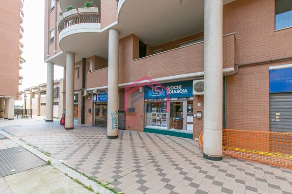 negozio in affitto a Pomezia