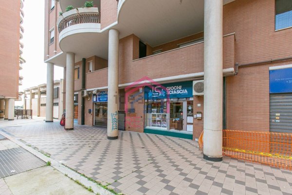 negozio in affitto a Pomezia