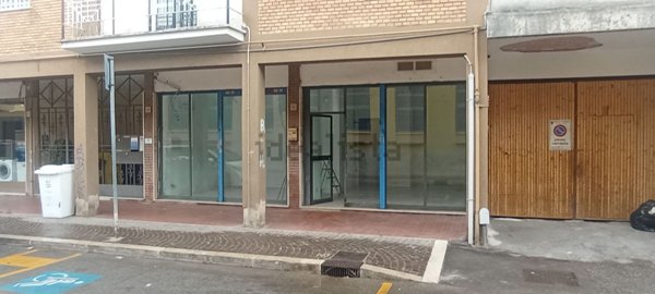 locale commerciale in affitto a Pomezia