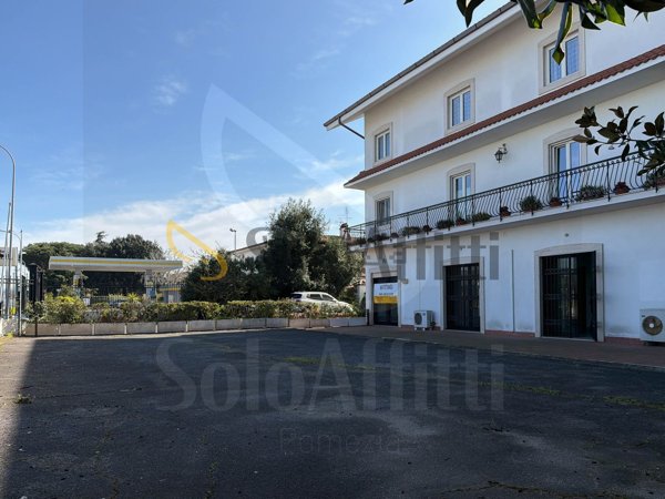 locale commerciale in affitto a Pomezia
