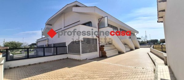 locale commerciale in affitto a Pomezia