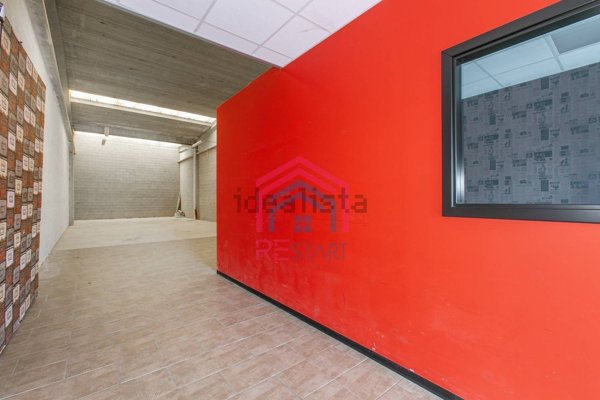 locale commerciale in affitto a Pomezia