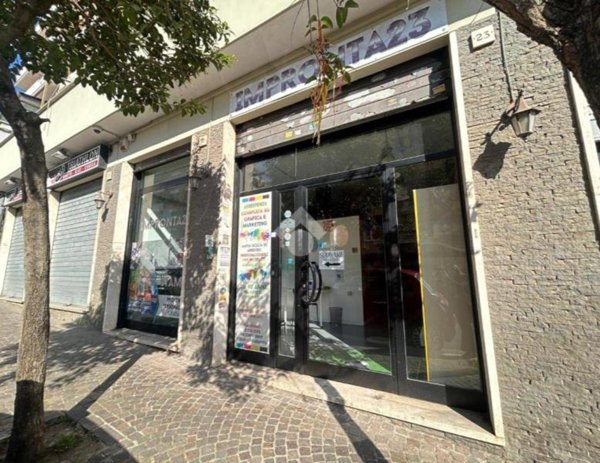 locale commerciale in affitto a Pomezia