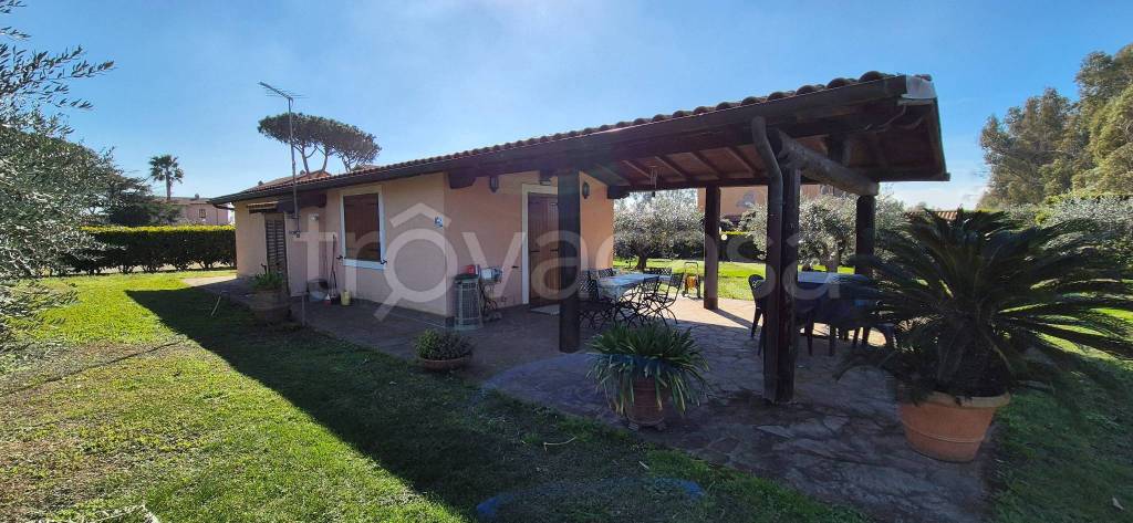 casa indipendente in affitto a Pomezia in zona Santa Rita