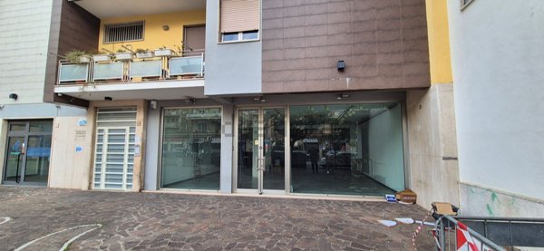locale commerciale in affitto a Pomezia