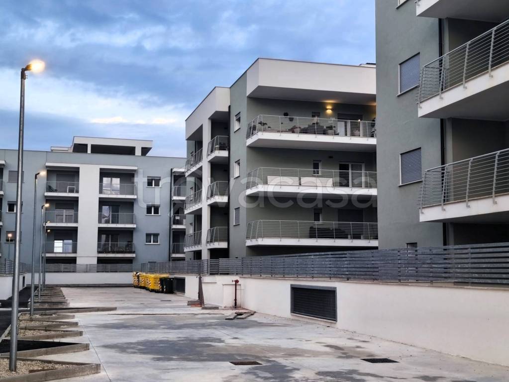 appartamento in affitto a Pomezia in zona Pratica di Mare