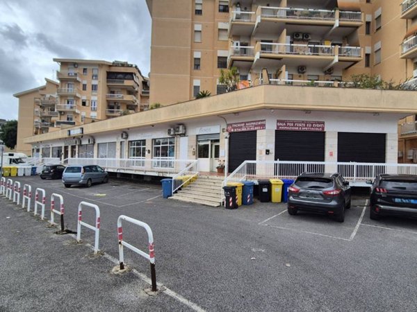 negozio in affitto a Pomezia