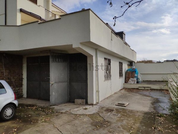 locale di sgombero in affitto a Pomezia