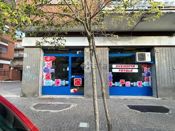locale commerciale in affitto a Pomezia