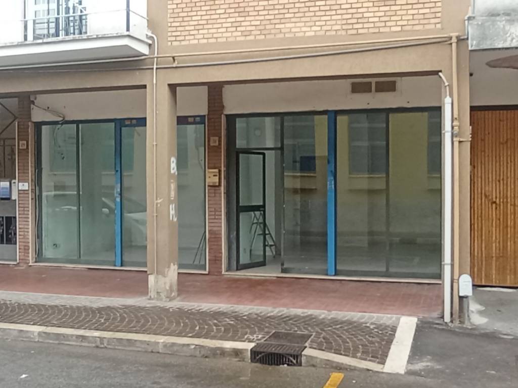 negozio in affitto a Pomezia