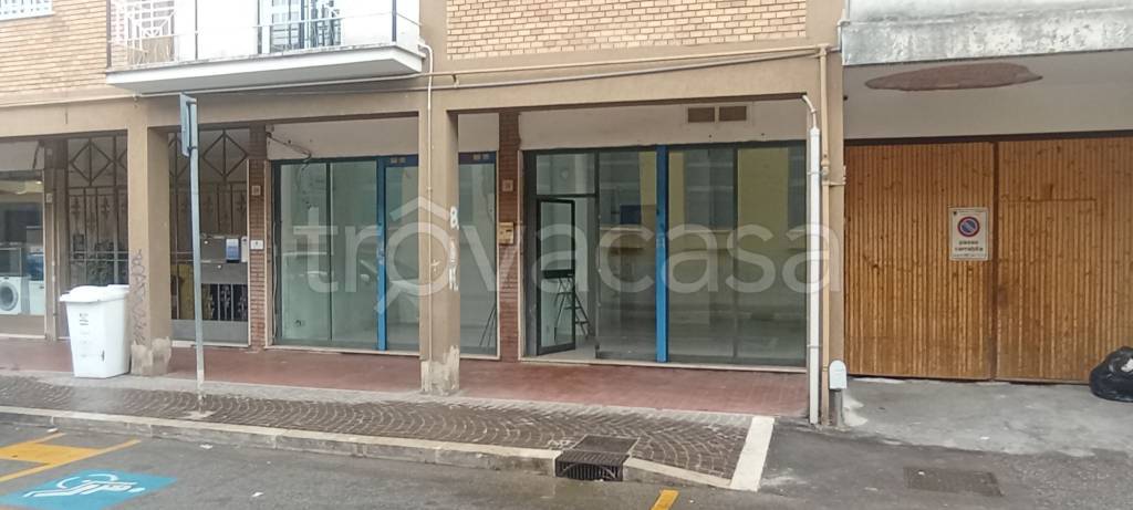 negozio in affitto a Pomezia
