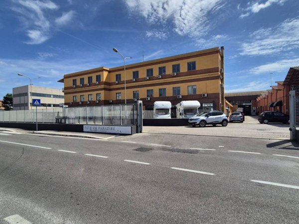 negozio in affitto a Pomezia