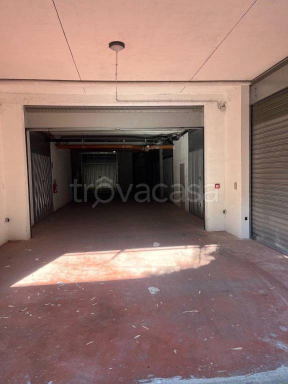 locale commerciale in affitto a Pomezia