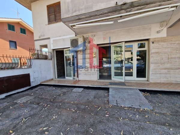 locale commerciale in affitto a Pomezia