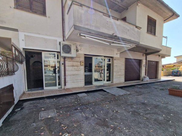 negozio in affitto a Pomezia in zona Campo Selva