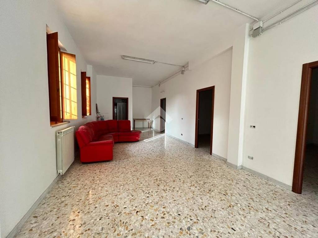 negozio in affitto a Pomezia