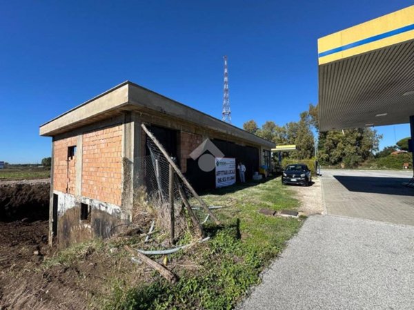locale commerciale in affitto a Pomezia