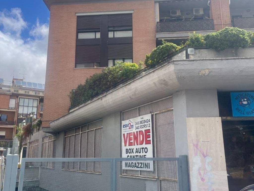 locale commerciale in affitto a Pomezia