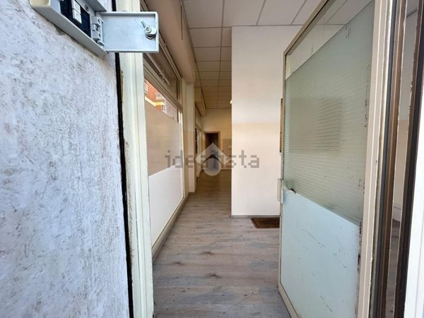 locale commerciale in affitto a Pomezia