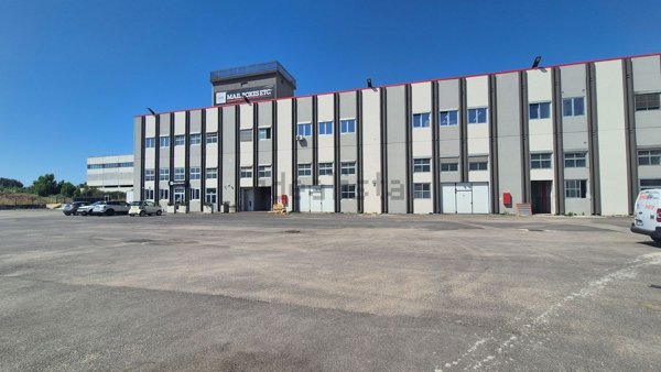 locale commerciale in affitto a Pomezia