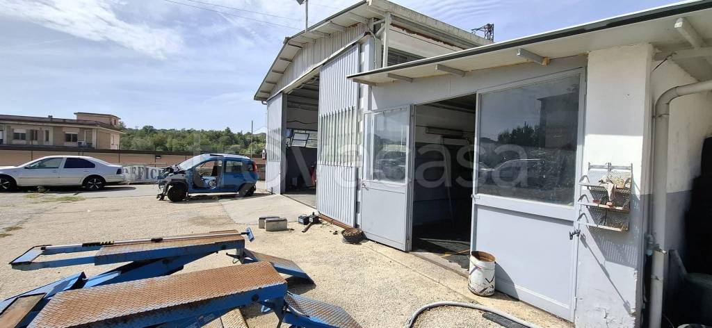 locale commerciale in affitto a Riano