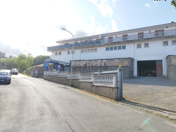 locale commerciale in affitto a Rignano Flaminio