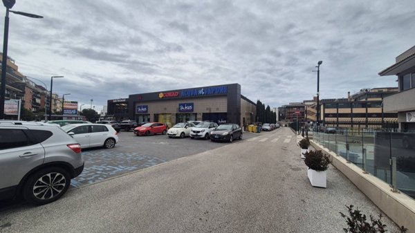 locale commerciale in affitto a Rocca di Papa