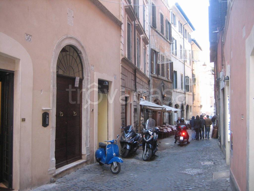 locale di sgombero in affitto a Roma in zona Rione Regola
