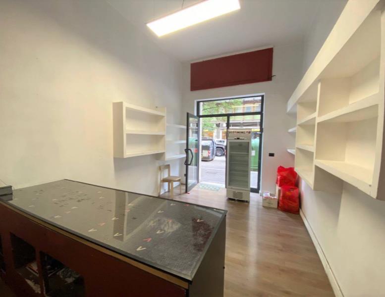 negozio in affitto a Roma in zona Appio Latino