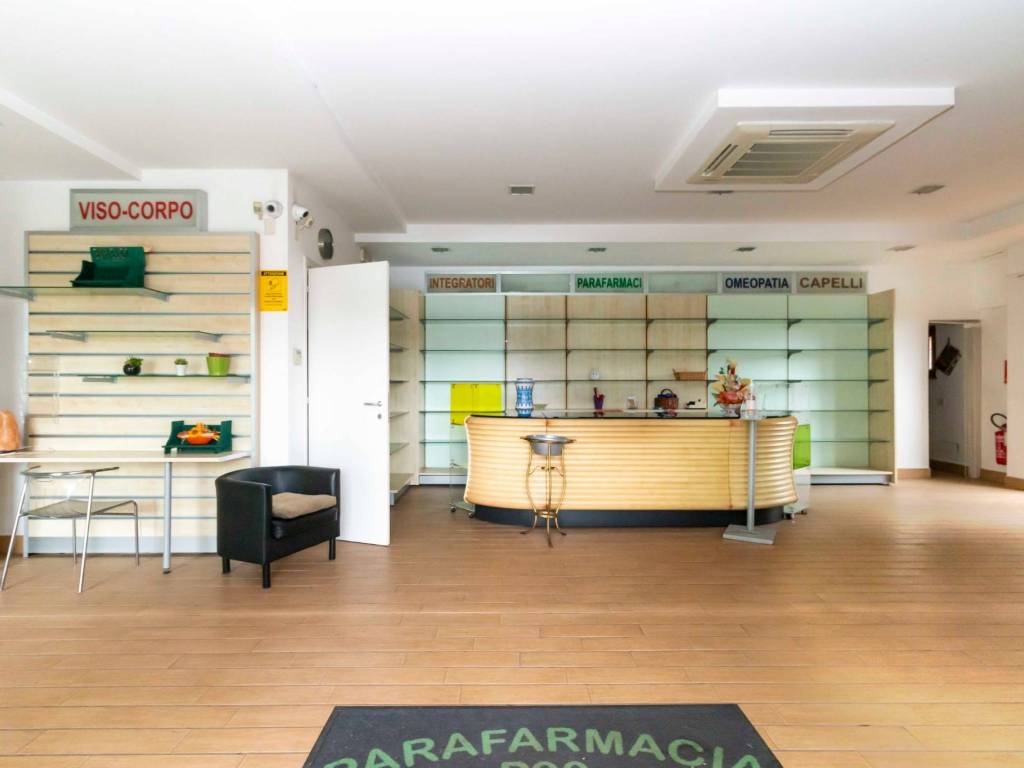 negozio in affitto a Roma in zona Torrino
