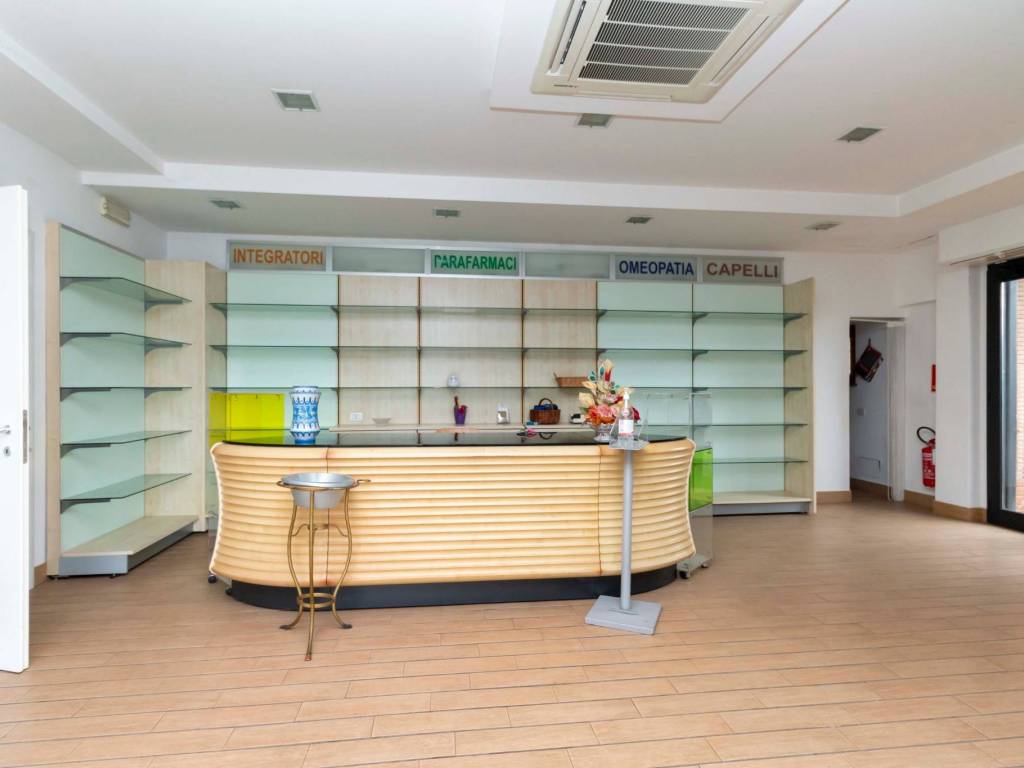 negozio in affitto a Roma in zona Torrino