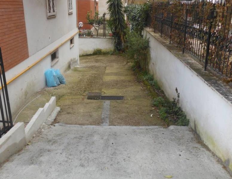 locale di sgombero in affitto a Roma in zona Giuliano Dalmata