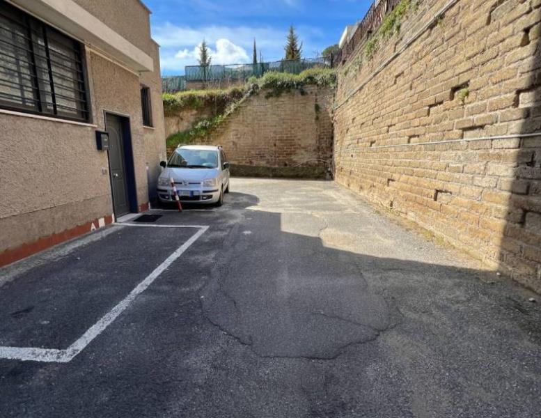 locale commerciale in affitto a Roma in zona Tomba di Nerone