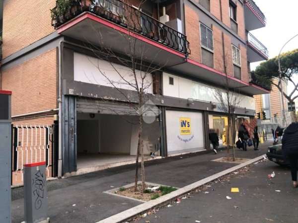 locale commerciale in affitto a Roma in zona Ardeatino