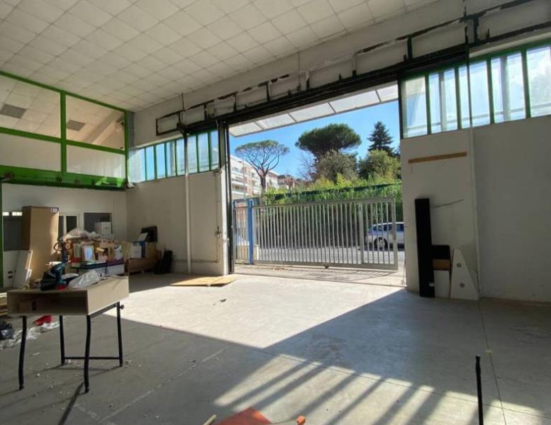 locale commerciale in affitto a Roma
