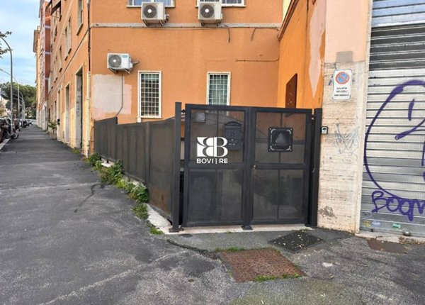 negozio in affitto a Roma in zona Tuscolano