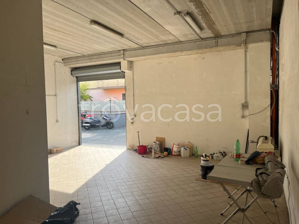 locale commerciale in affitto a Roma in zona Torre Angela