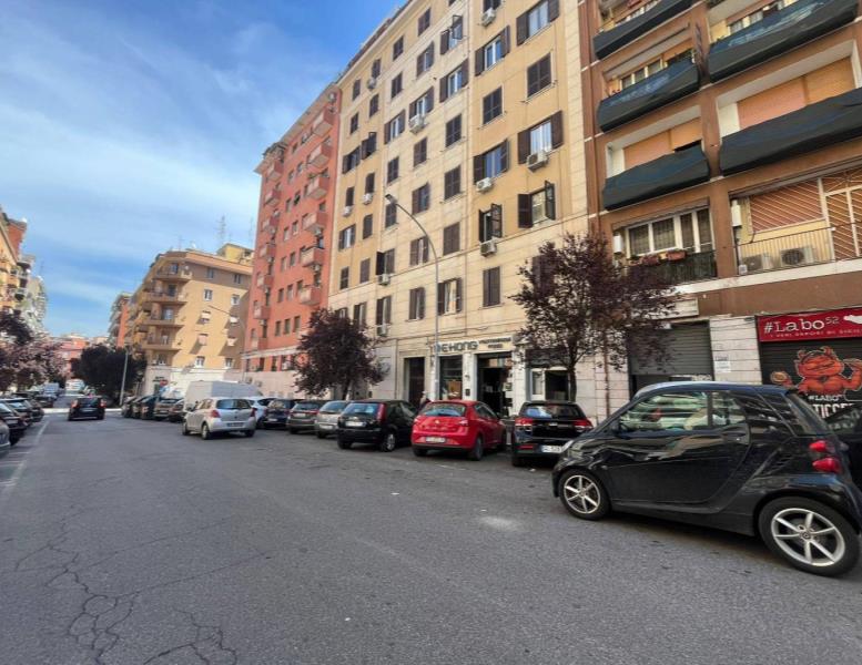 locale commerciale in affitto a Roma in zona Tuscolano