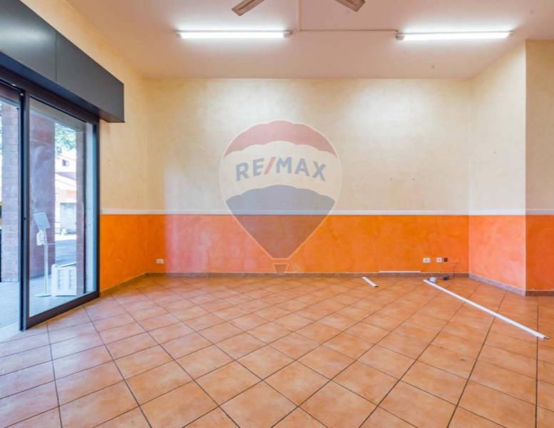 negozio in affitto a Roma in zona Finocchio